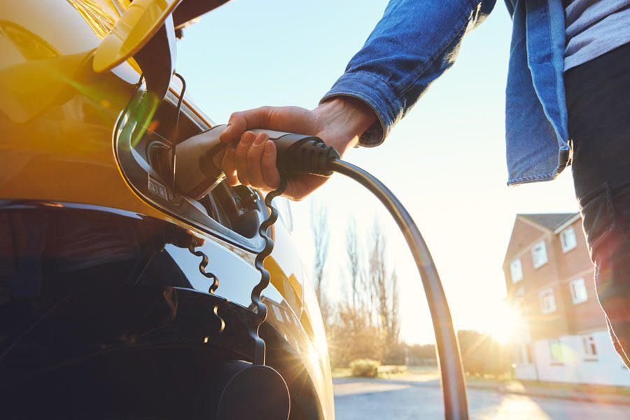 Laddning av elektrisk bil på gården Laddning av elektrisk bil på gården